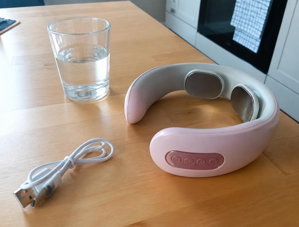 El SmartRelief Pro sobre la mesa junto a su cable de carga USB
